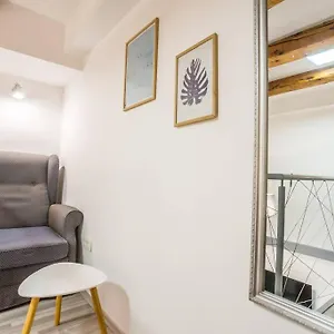 Apartma N'poznam Tobacna Apartment